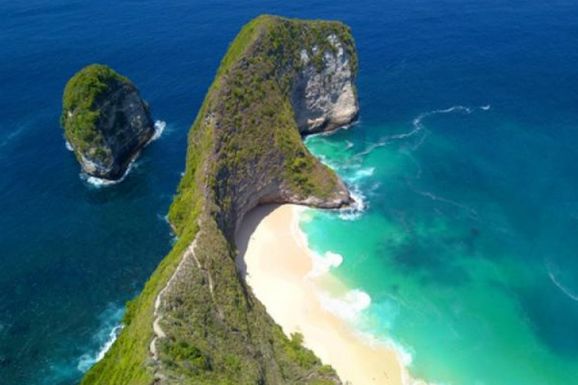 Diamond Beach Berada di Pulau Nusa Penida
