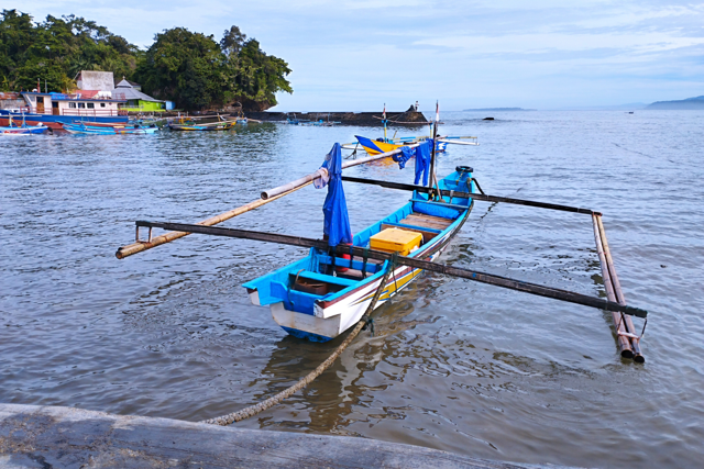 17_Kapal Nelayan untuk Memancing di Pantai Krui Lampung Medium.png
