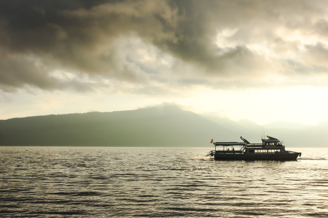 Kapal Feri sedang melintas di Danau Toba, Sumatera Utara