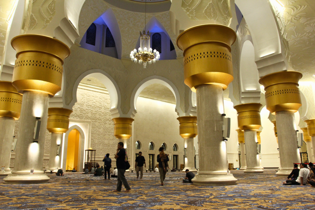 09_Pesona Masjid Sheikh Zayed Solo dan Fakta Unik yang Menyertainya (3) Medium.png