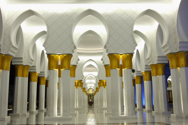 09_Pesona Masjid Sheikh Zayed Solo dan Fakta Unik yang Menyertainya (4) Medium.png