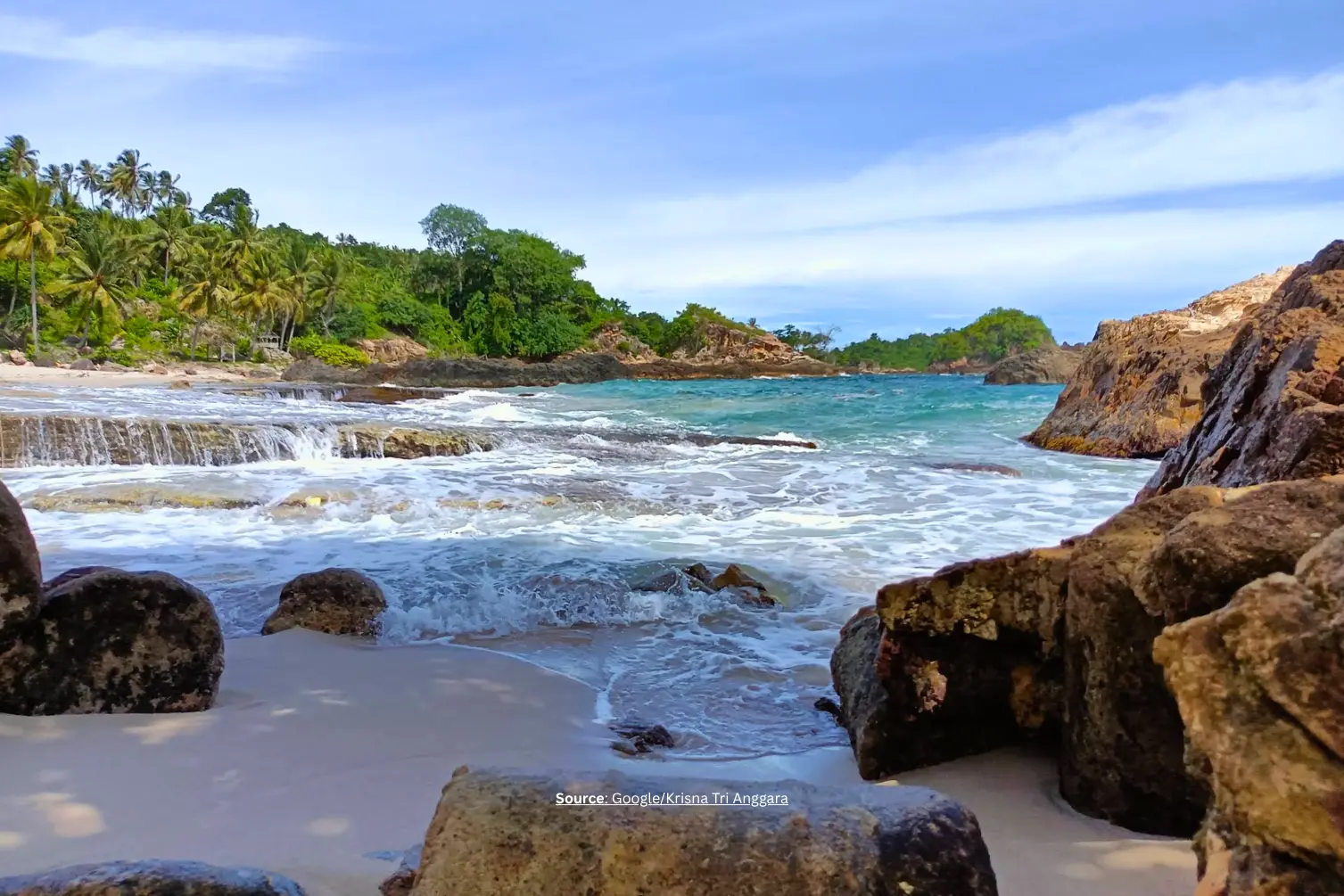 Barisan Batu Karang & Ombak Besar.webp