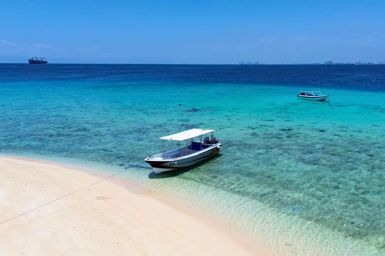 08_Pesisir pantai Pulau Samalona di Makassar, Sulawesi Selatan.webp