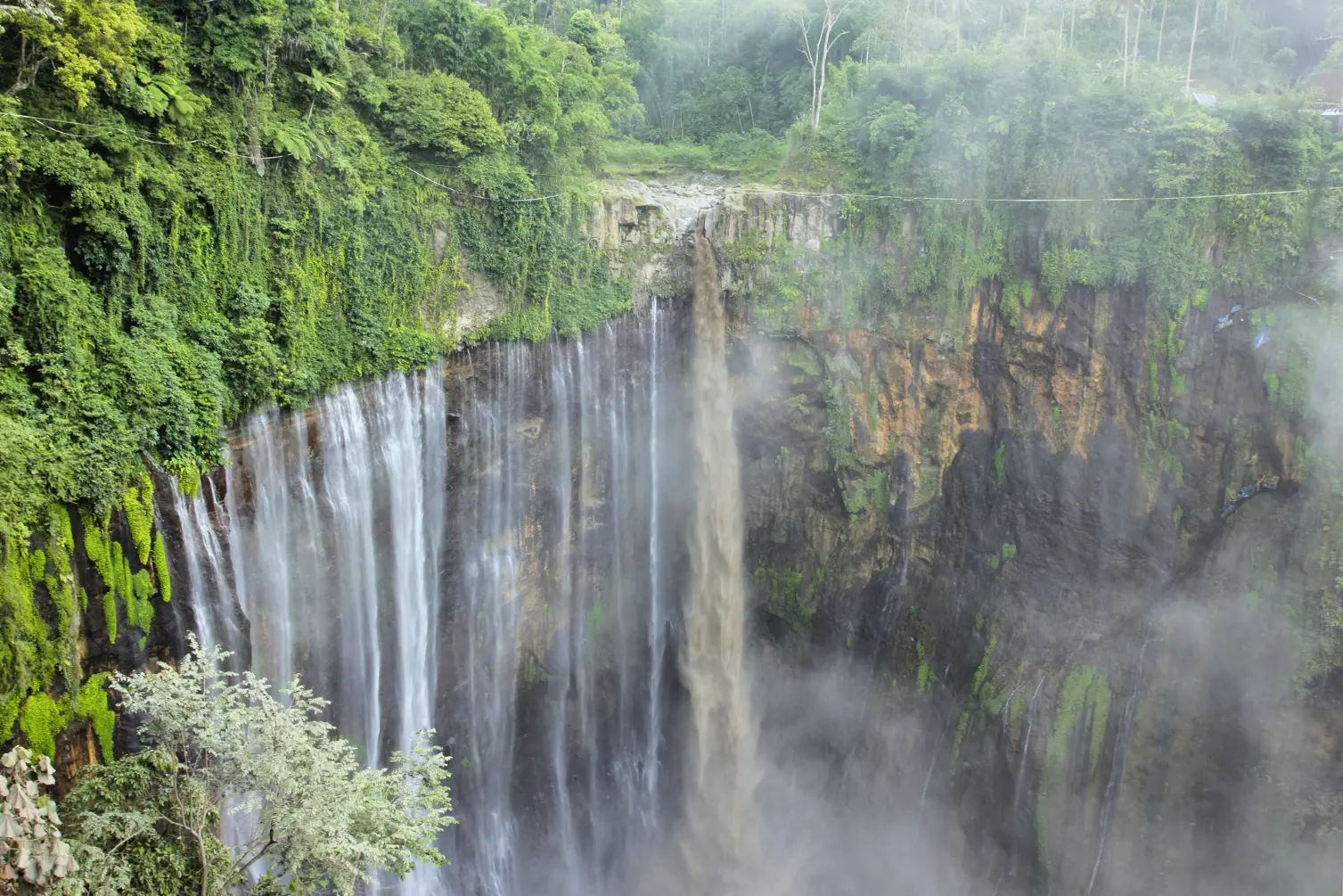 Air Terjun Tumpak Sewu – Niagara-nya Indonesia.webp