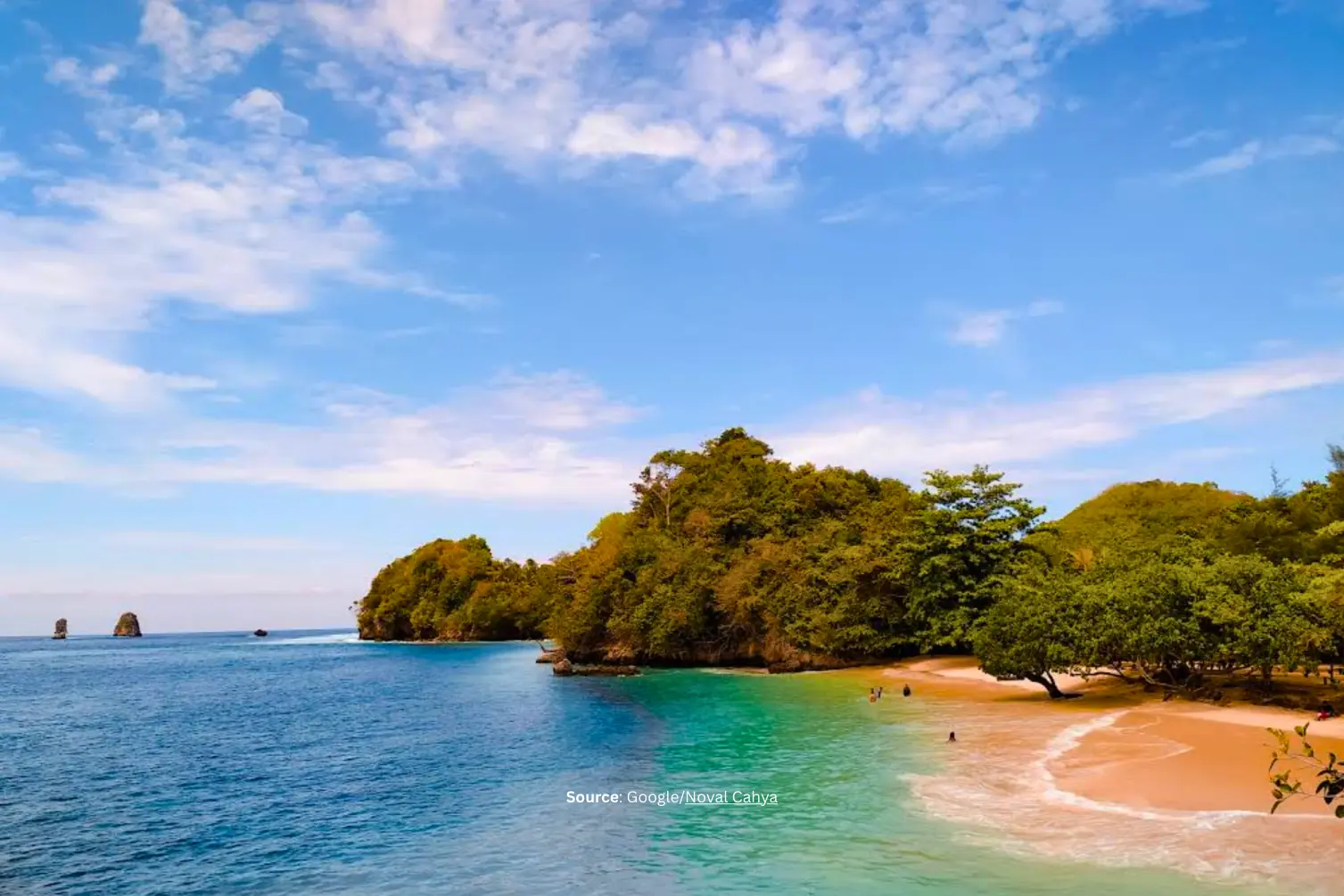 Pantai Tiga Warna – Gradasi Air Laut Cantik.webp