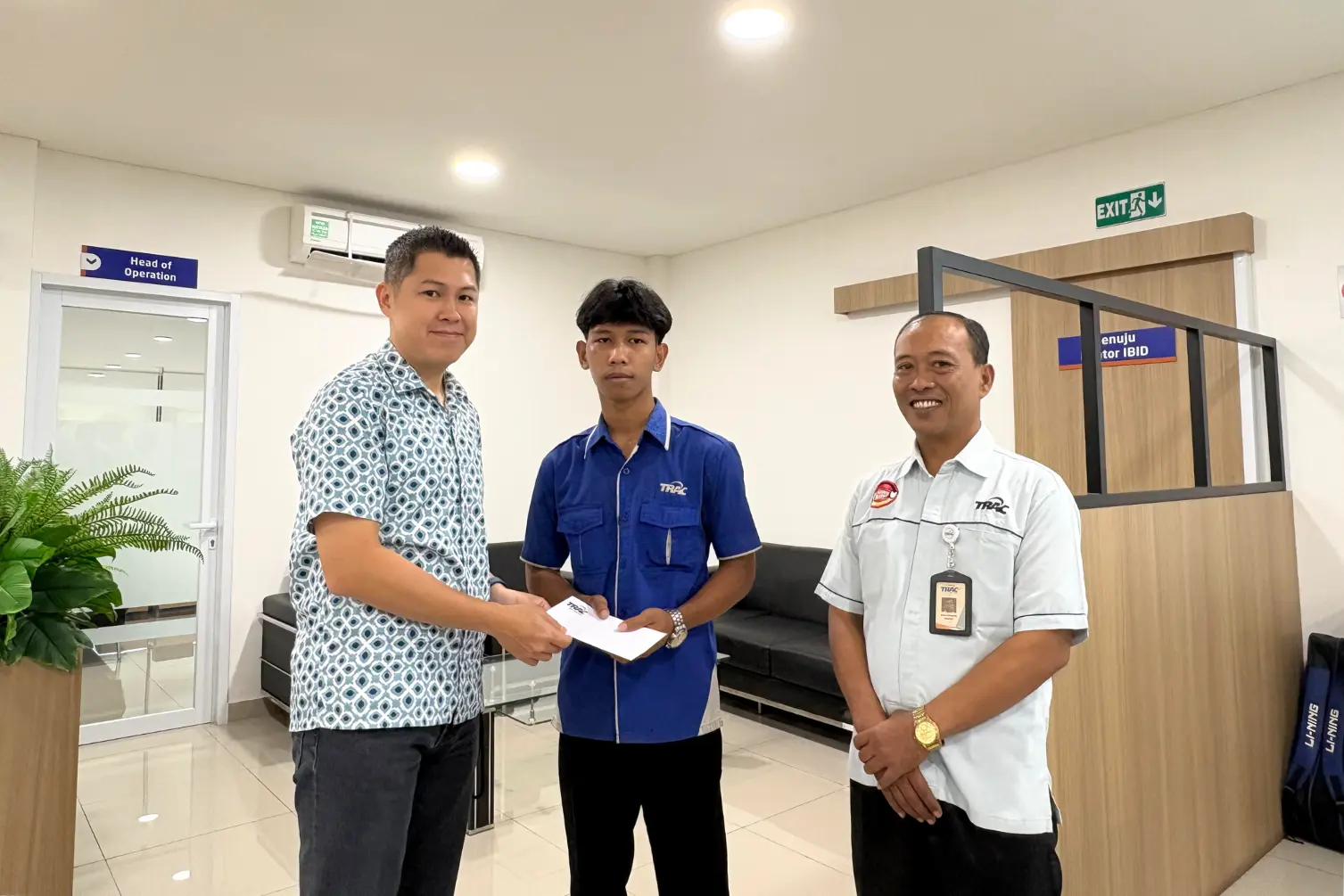 Driver dan Co-Driver TRAC Bus dapat Apresiasi di kantor TRAC Bus Jakarta.webp