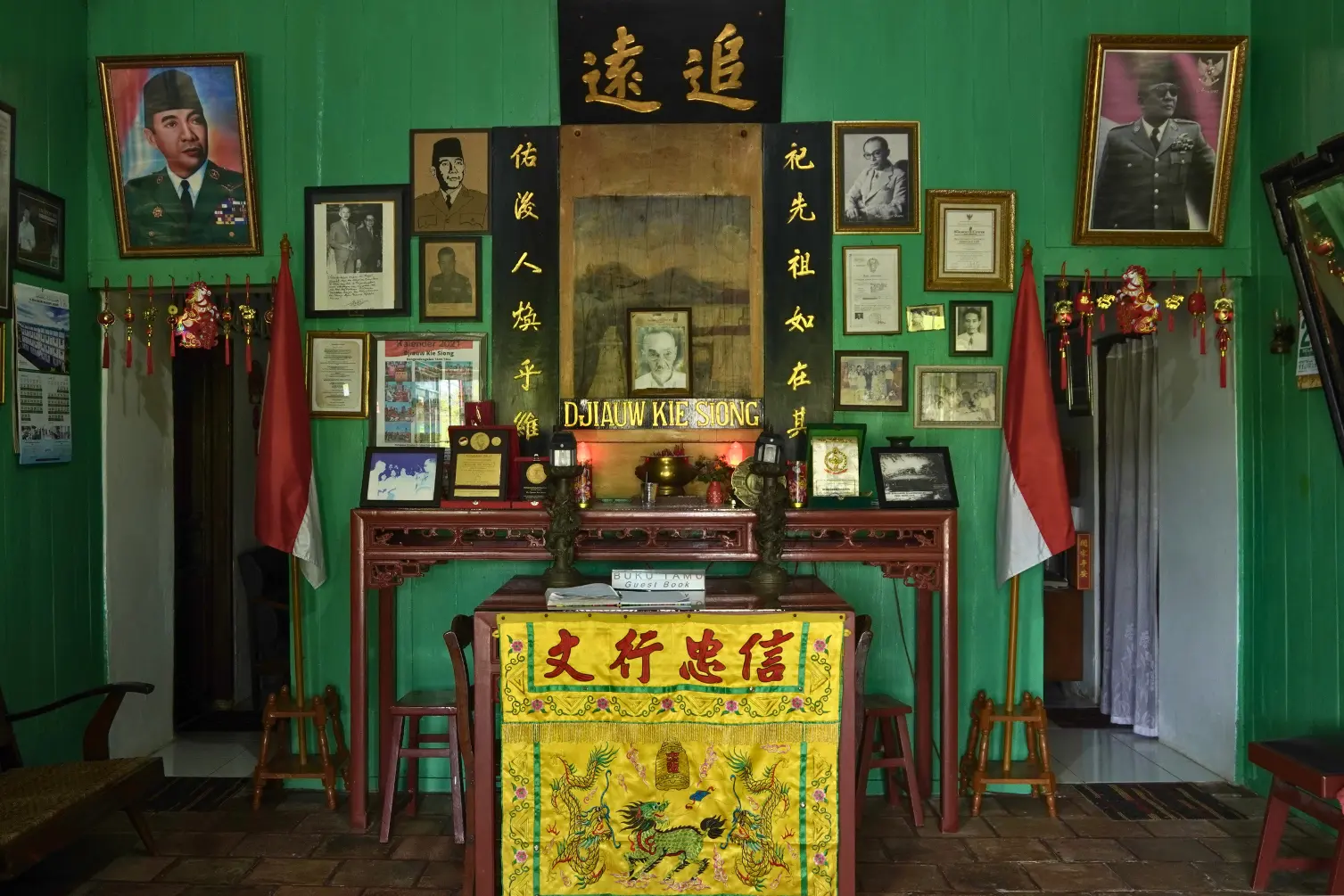 Foto-foto Soekarno - Hatta banyak terpajang di dinding rumah sejarah Rengasdengklok.webp