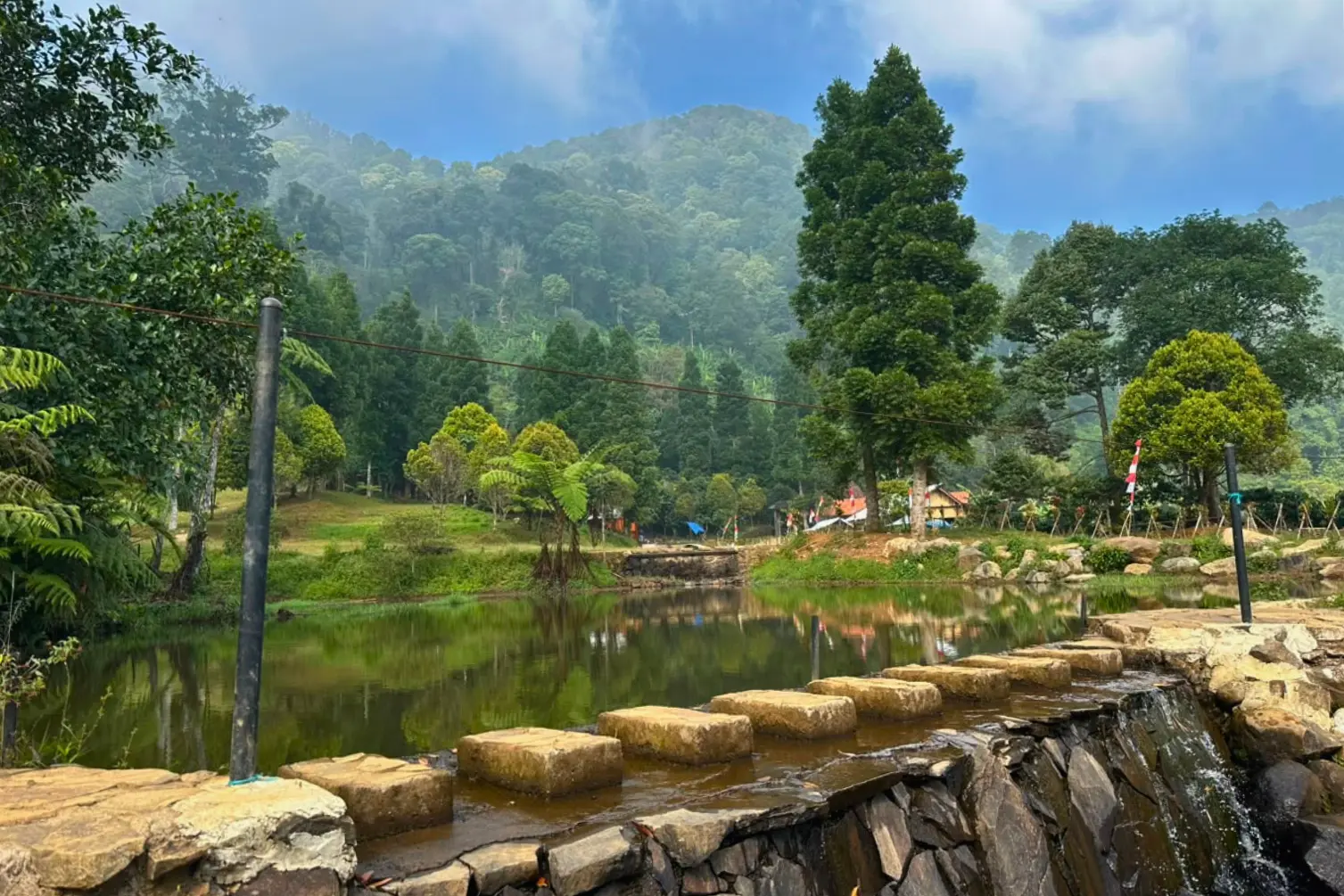 Panorama Desa Cisadon Sentul yang Dikelilingi Perbukitan.webp