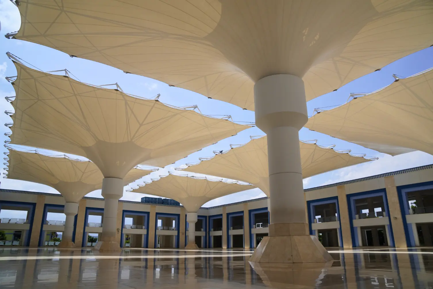 Payung Seperti Masjid Nabawi Madinah di Masjid Raya Sultan Mahmud Riayat Syah, Batam.webp