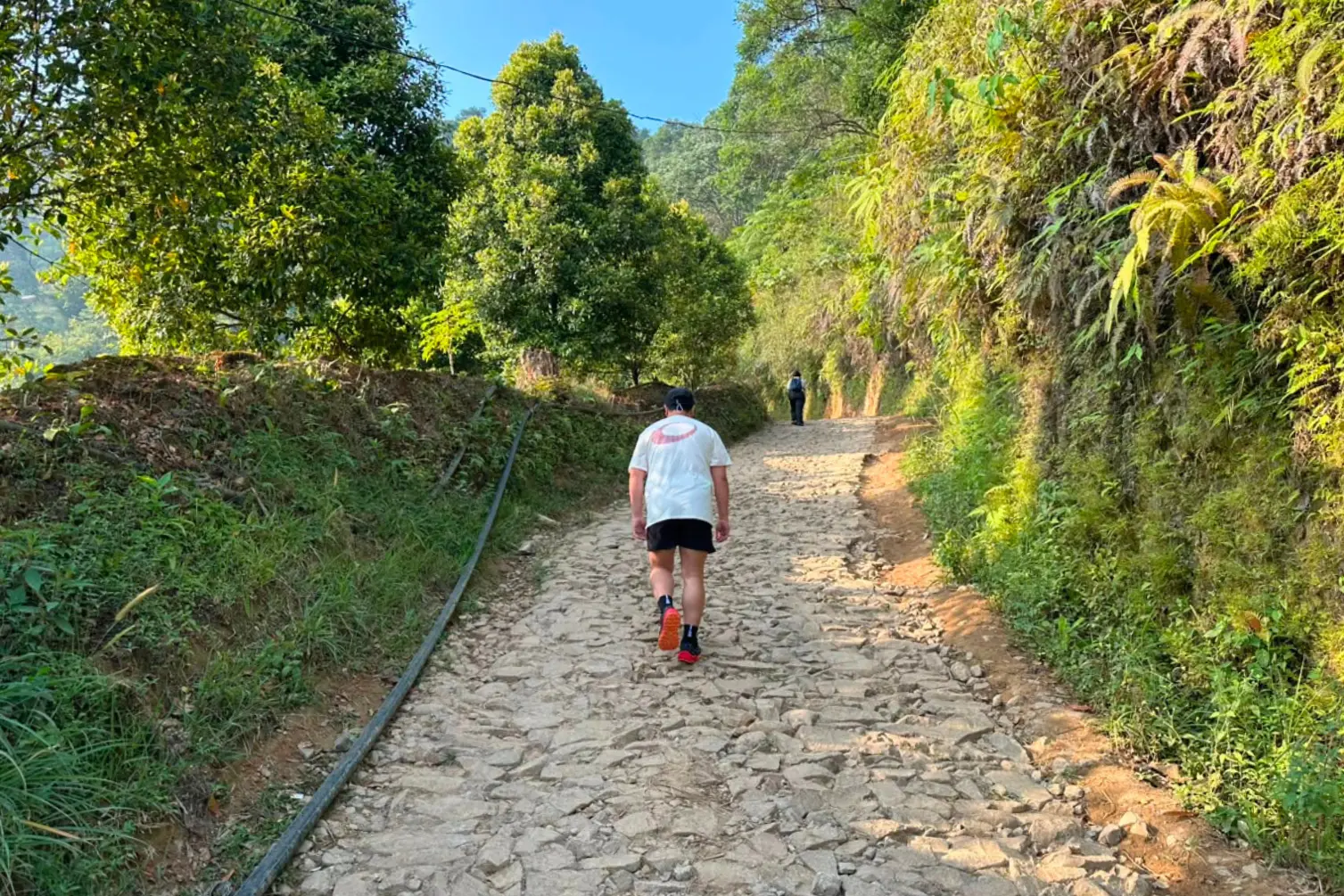 Pengunjung sedang mengarungi jalur trekking berbatu di Desa Cisadon Sentul.webp