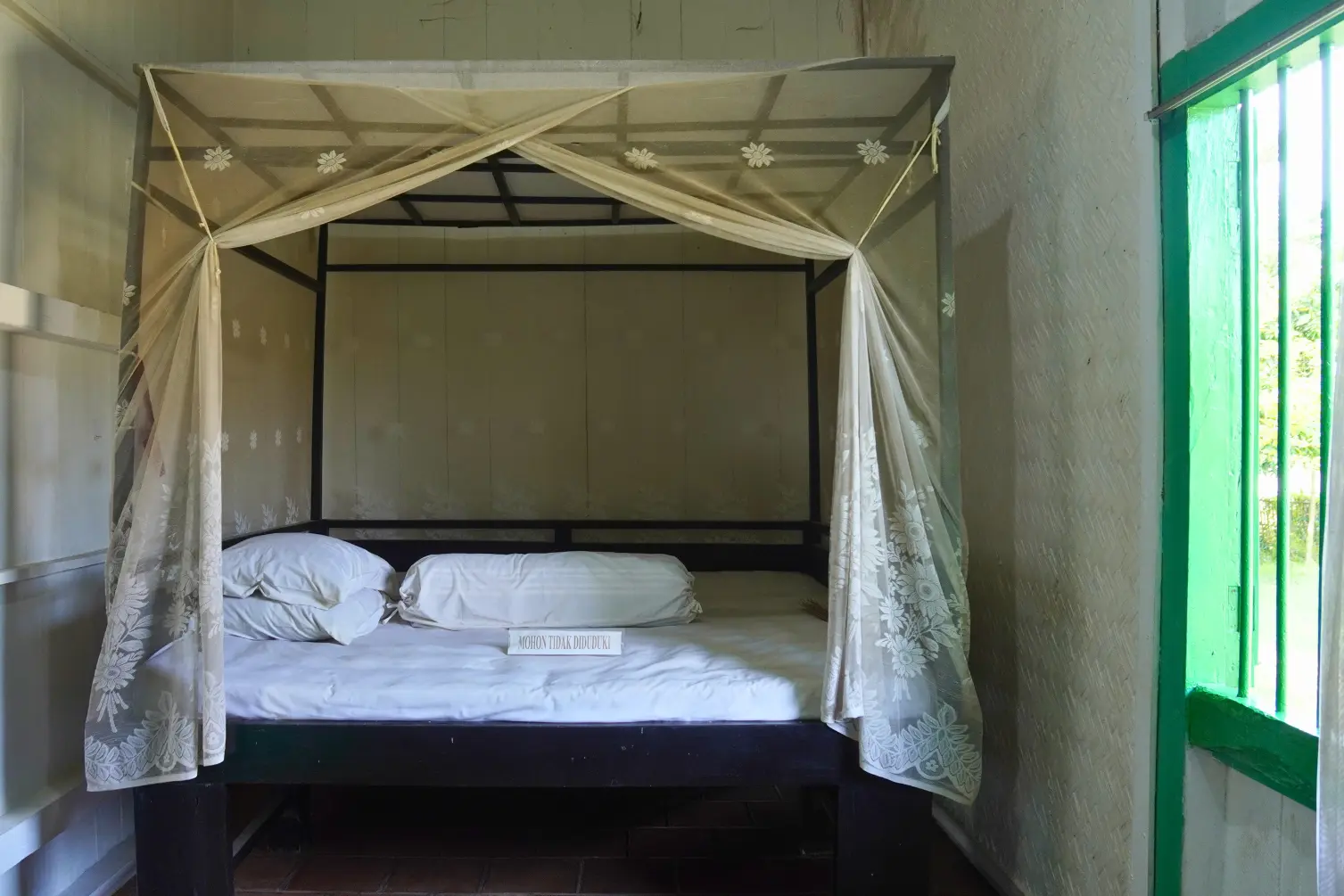 Salah satu kamar yang digunakan Soekarno - Hatta untuk beristirahat di rumah sejarah Rengasdengkok.webp