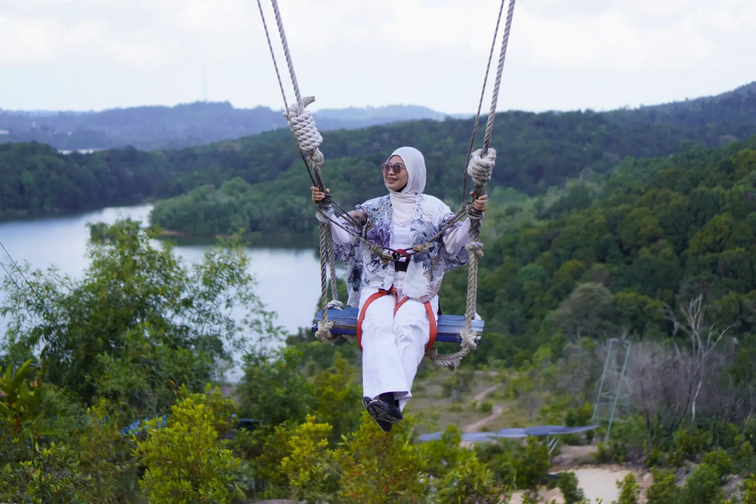 Wahana Permainan di Puncak Beliung, Batam.webp