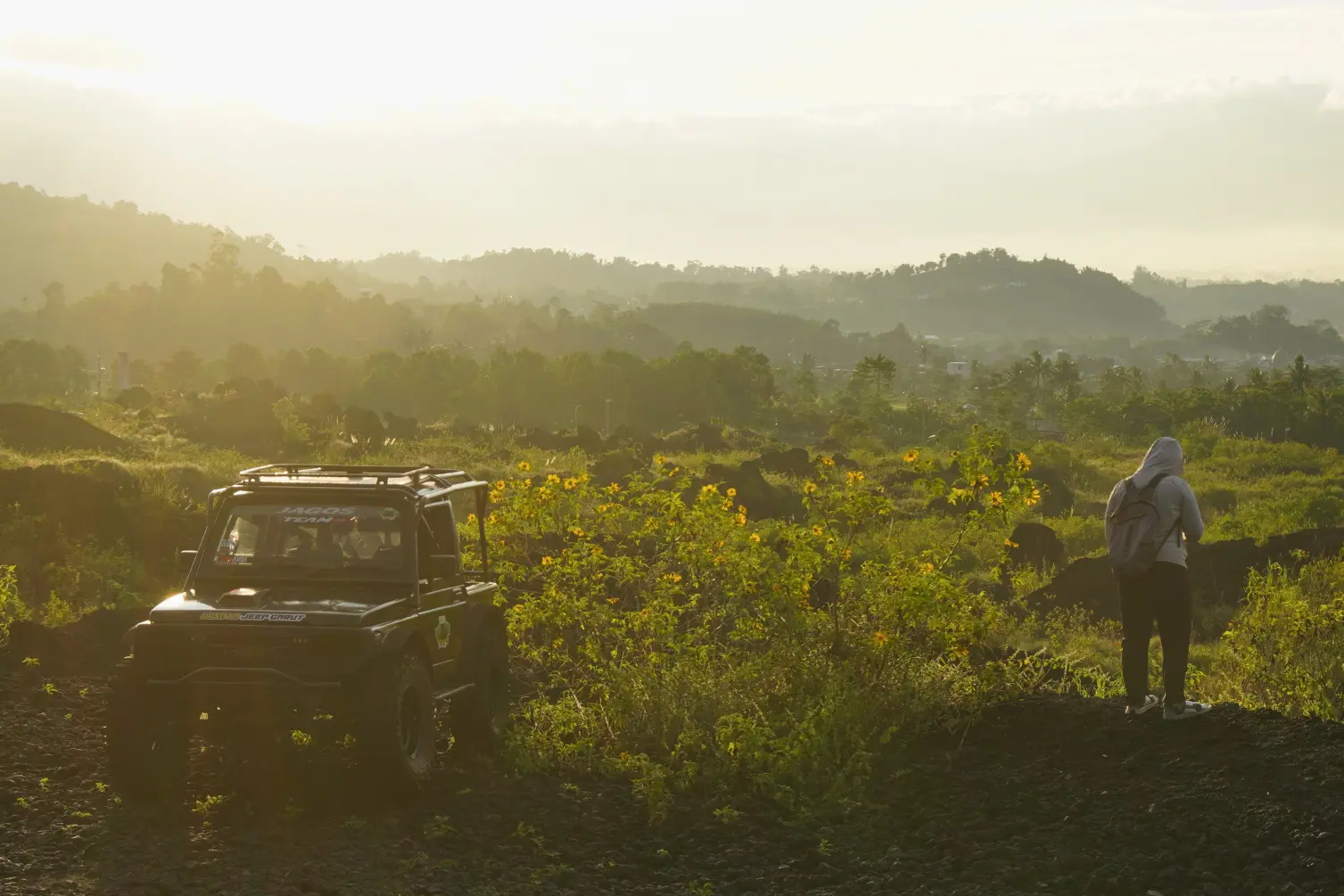 Panorama matahari terbit (golden sunrise) di puncak pendakian Gunung Guntur, Garut, Jawa Barat