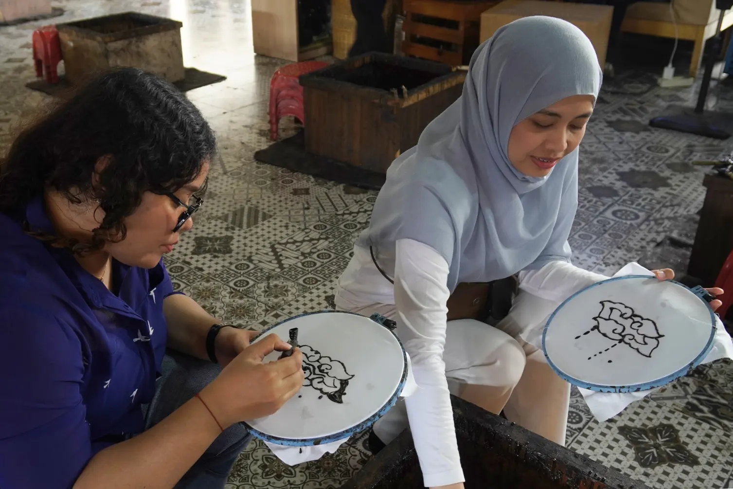 Pengunjung sedang belajar membuat motif batik mega mendung di BT Batik Trusmi, Cirebon, Jawa Barat