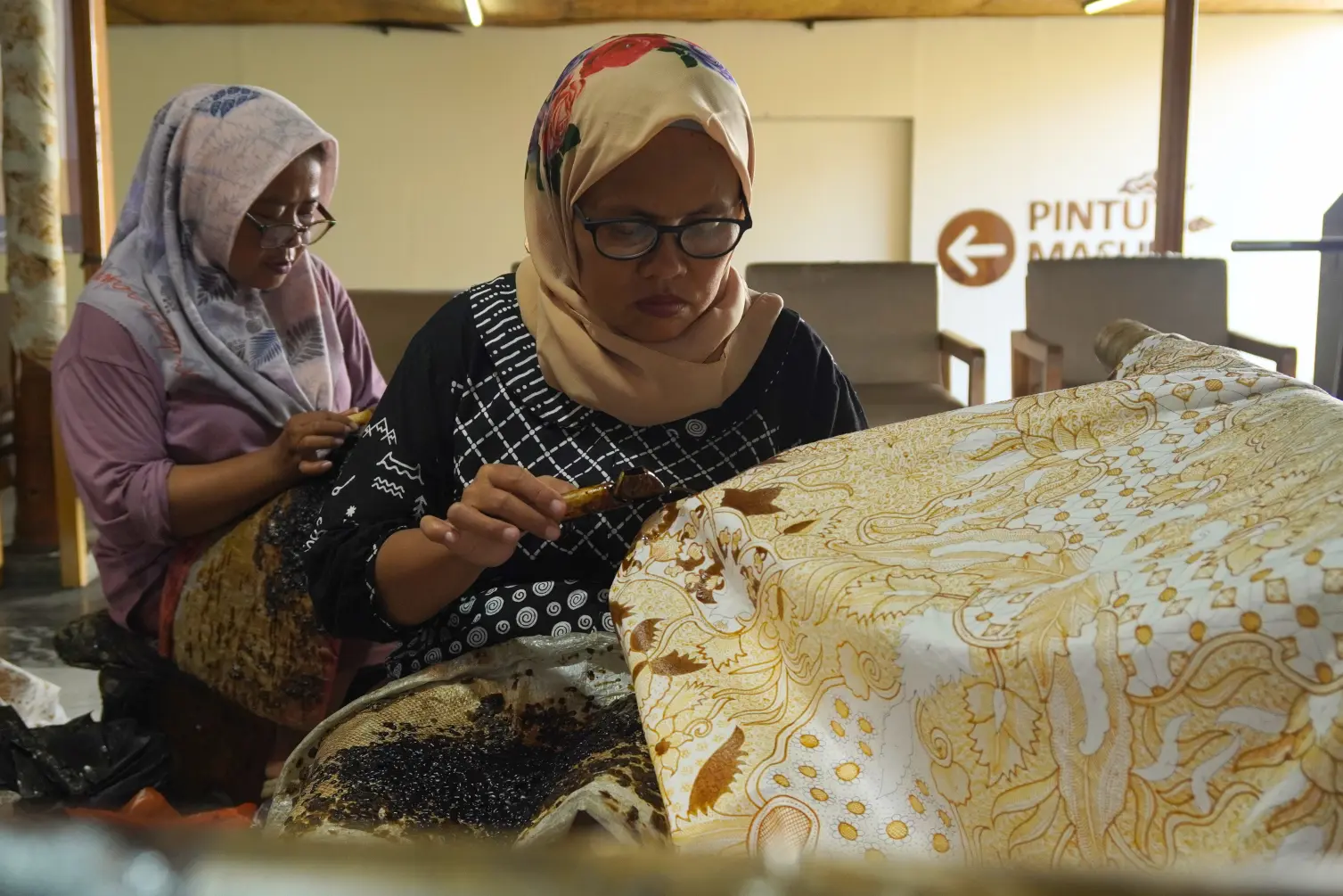 Pengrajin batik mega mendung di BT Batik Trusmi, Cirebon, Jawa Barat