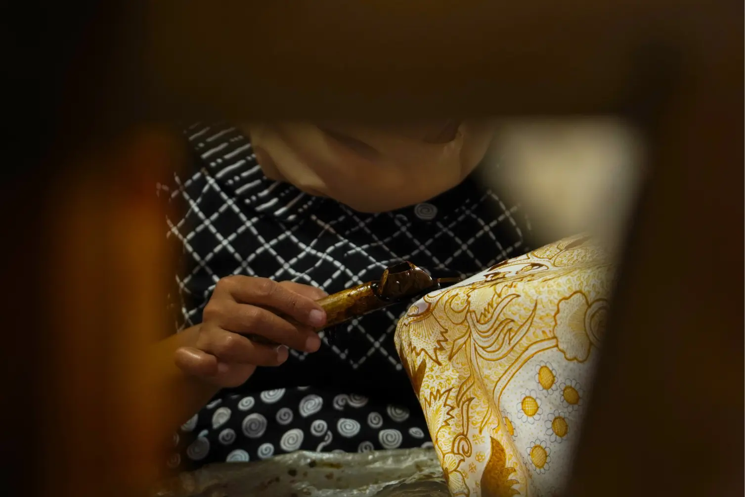 Pengrajin batik mega mendung di BT Batik Trusmi, Cirebon, Jawa Barat